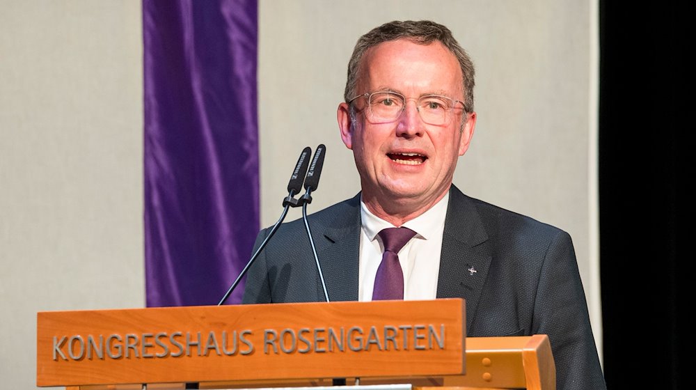 Christian Kopp, Landesbischof der Evangelisch-Lutherischen Kirche in Bayern, spricht in Coburg. / Foto: Daniel Vogl/dpa/Archivbild