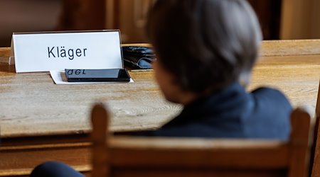 Eine Frau, die den Impfstoffhersteller Astrazeneca auf Schadenersatz verklagt, sitzt vor Beginn einer Berufungsverhandlung im Oberlandesgericht (OLG) Bamberg. / Foto: Daniel Karmann/dpa/Archivbild