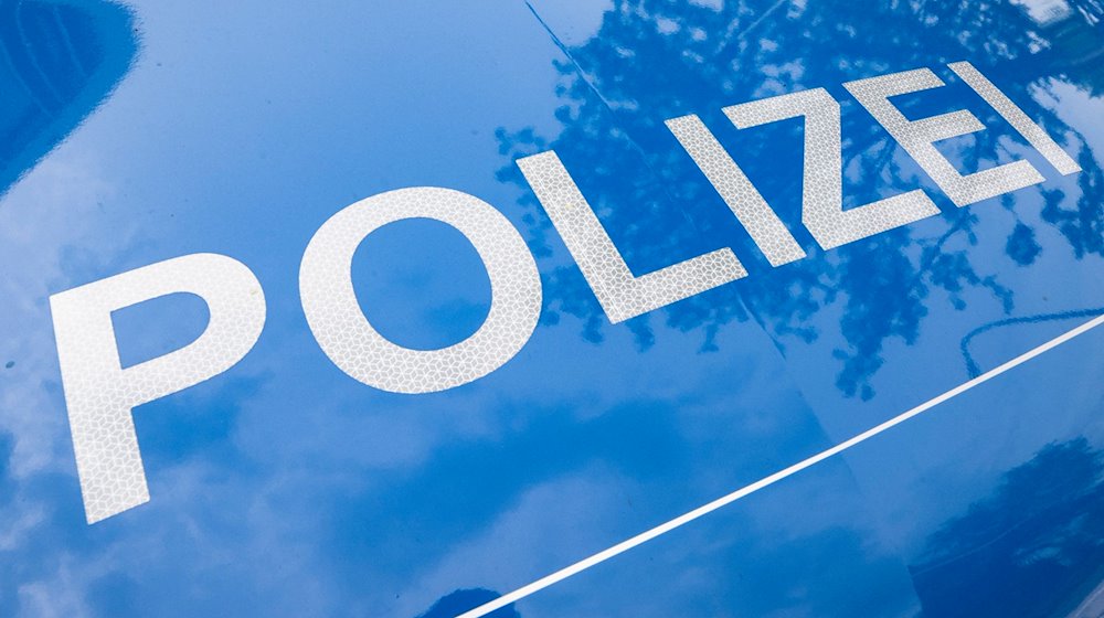 Der Schriftzug „Polizei“ ist auf einem Streifenwagen zu lesen. / Foto: Boris Roessler/dpa