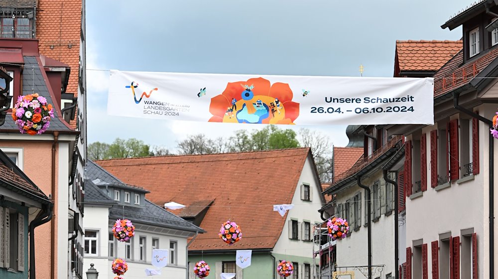 Plakate und Blumenkugeln schmücken die Altstadt von Wangen im Allgäu und weisen auf die Landesgartenschau hin. / Foto: Felix Kästle/dpa