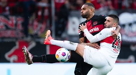 Leverkusens Jonathan Tah (l) und Stuttgarts Deniz Undav kämpfen um den Ball. / Foto: Marius Becker/dpa