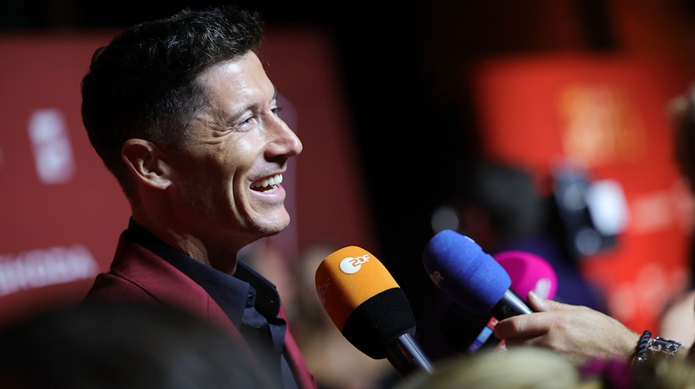 Robert Lewandowski, Fußballspieler, kommt zur Verleihung des "Sport Bild-Award 2023" in den Fischauktionshallen. / Foto: Christian Charisius/dpa