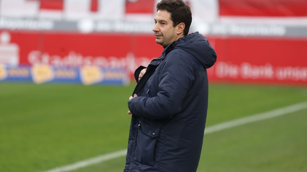 Argirios Giannikis, Trainer des TSV 1860 München, steht am Spielfeldrand. / Foto: Karl-Josef Hildenbrand/dpa/Archivbild