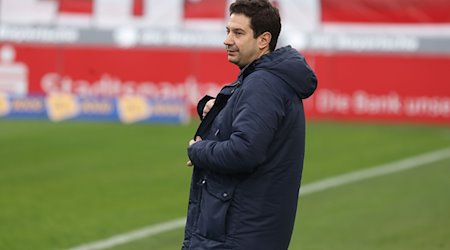 Argirios Giannikis, Trainer des TSV 1860 München, steht am Spielfeldrand. / Foto: Karl-Josef Hildenbrand/dpa