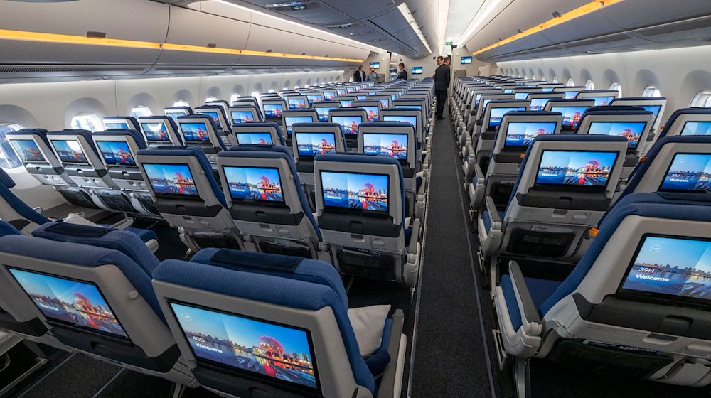 Sitze der Economy Class mit ihren Bildschirmen während der Vorstellung von Lufthansa «Allegris» in einem Airbus A350-900. / Foto: Peter Kneffel/dpa