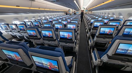 Sitze der Economy Class mit ihren Bildschirmen während der Vorstellung von Lufthansa «Allegris» in einem Airbus A350-900. / Foto: Peter Kneffel/dpa