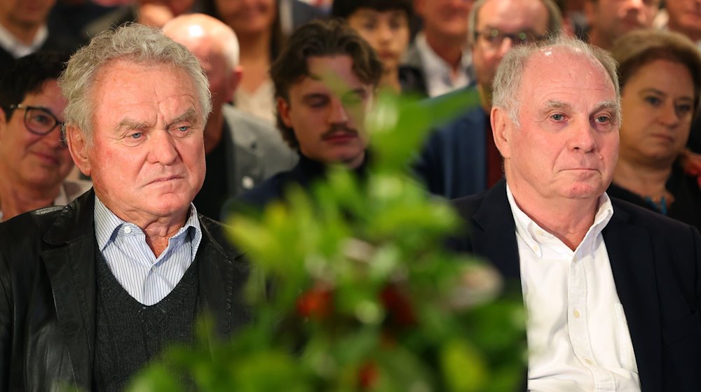 Sepp Maier, ehemaliger Tormann (l) und Uli Hoeneß,  Ehrenpräsident des FC Bayern München. / Foto: Karl-Josef Hildenbrand/dpa