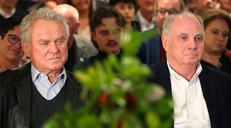 Sepp Maier, ehemaliger Tormann (l) und Uli Hoeneß,  Ehrenpräsident des FC Bayern München. / Foto: Karl-Josef Hildenbrand/dpa