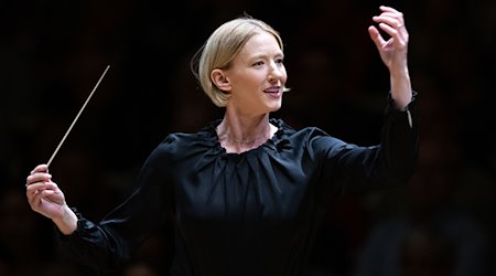 Joana Mallwitz, Chefdirigentin am Konzerthaus Berlin, dirigiert zur Eröffnung der Saison das Konzerthausorchester. / Foto: Hannes P Albert/dpa