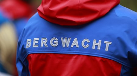 Der Schriftzug Bergwacht steht auf der Einsatzkleidung eines Bergwachtmitgliedes. / Foto: Matthias Bein/dpa/Symbolbild