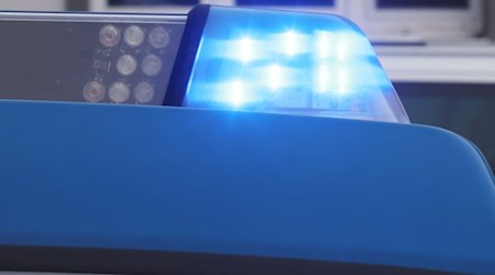 Das blinkende Blaulicht an einem Dienstauto der Polizei. / Foto: Bodo Schackow/dpa
