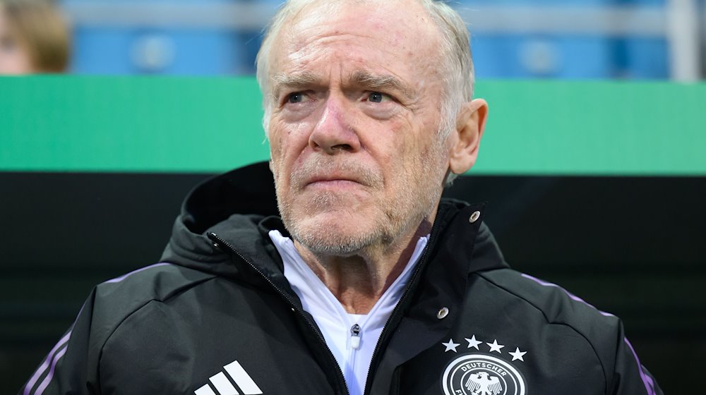 Hermann Gerland steht im Stadion. / Foto: Robert Michael/dpa/Archivbild