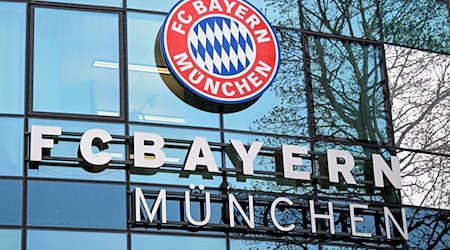 Das Logo vom FC Bayern München ist am Vereinsgelände an der Säbener Straße zu sehen. / Foto: Sven Hoppe/dpa