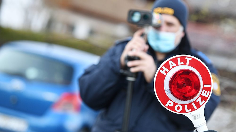Polizisten blitzen ein Auto mit überhöhter Geschwindigkeit. / Foto: Angelika Warmuth/dpa/Symbolbild