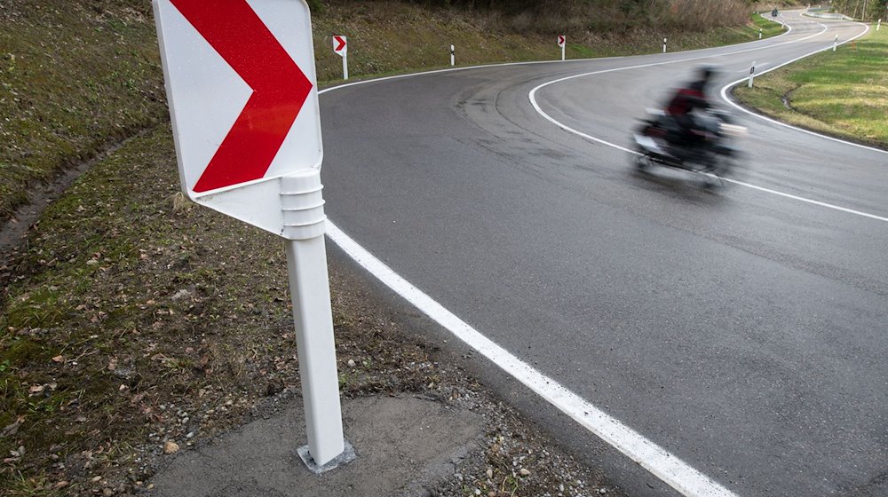 Ein Motorradfahrer fährt auf einer Landstraße. / Foto: Marijan Murat/dpa/Symbolbild