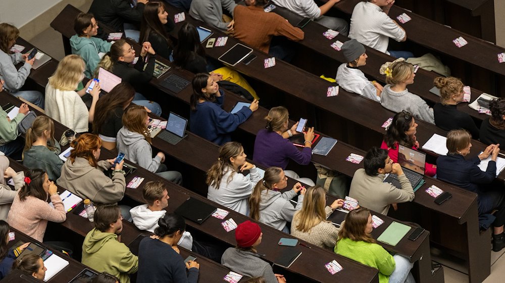 Studenten nehmen an der Einführungsveranstaltung einer Universität teil. / Foto: Peter Kneffel/dpa