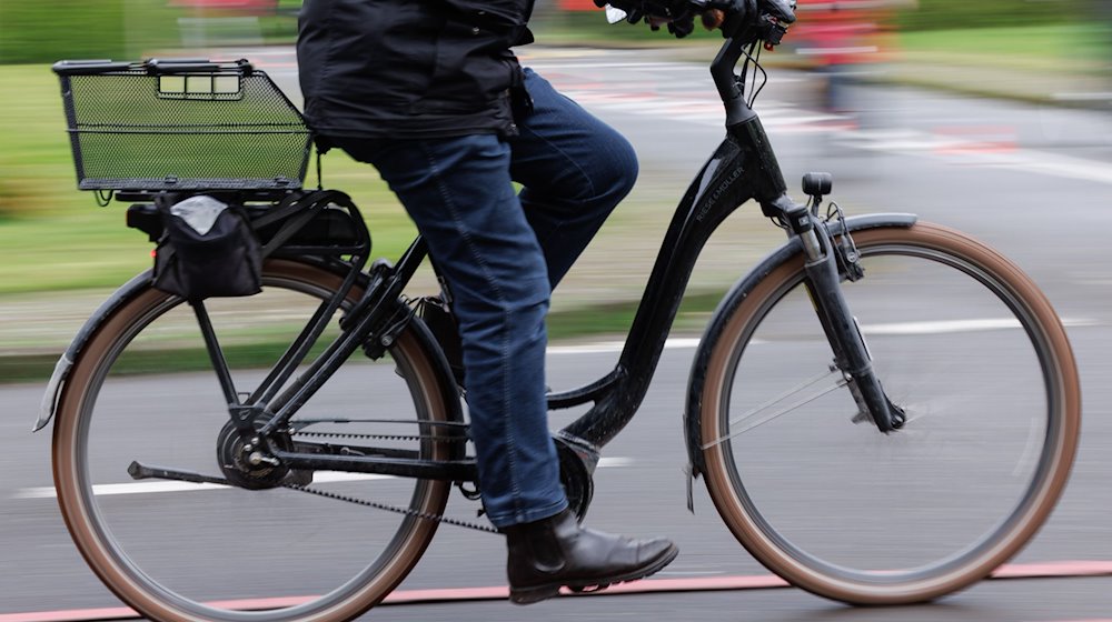 Ein Radfahrer fährt mit seinem Pedelec über einen Verkehrsübungsplatz. / Foto: Friso Gentsch/dpa