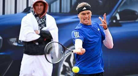 Alexander Zverev trainiert auf einem Nebenplatz. / Foto: Sven Hoppe/dpa