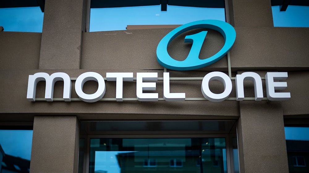 Motel One steht über dem Eingang des Hotels. / Foto: Sina Schuldt/dpa