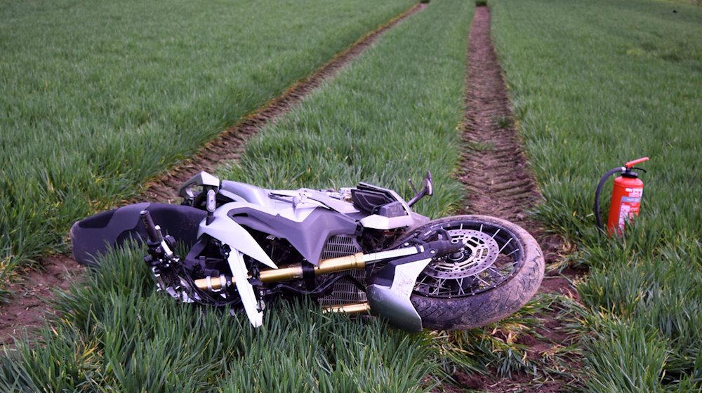 Ein zerstörtes Motorrad liegt auf einem Feld. / Foto: Bock/Vifogra/dpa