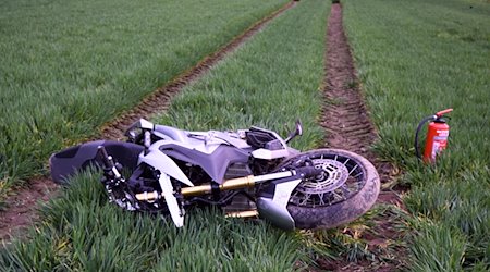 Ein zerstörtes Motorrad liegt auf einem Feld. / Foto: Bock/Vifogra/dpa