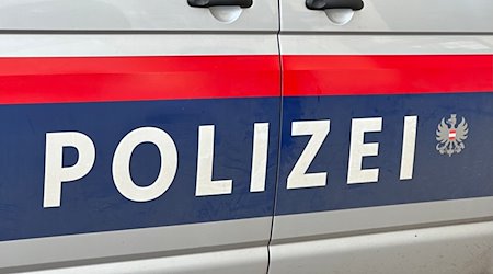 Der Schriftzug "Polizei" auf einem österreichischen Polizeiauto. / Foto: Matthias Röder/dpa