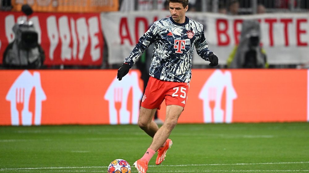 Bayerns Thomas Müller spielt während der Aufwärmphase einen Ball. / Foto: Sven Hoppe/dpa