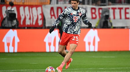 Bayerns Thomas Müller spielt während der Aufwärmphase einen Ball. / Foto: Sven Hoppe/dpa