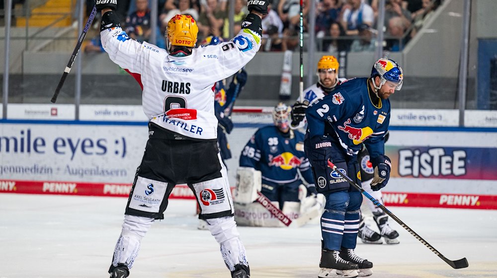 Jan Urbas von den Fischtown Pinguins Bremerhaven bejubelt sein Tor zum 0:3 gegen den EHC Red Bull München. / Foto: Heike Feiner/Eibner-Pressefoto/dpa