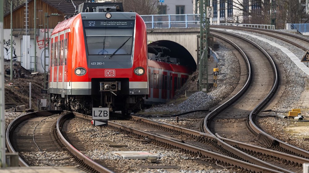 Ein Zug der Münchner S-Bahn fährt in den Ostbahnhof ein. / Foto: Peter Kneffel/dpa