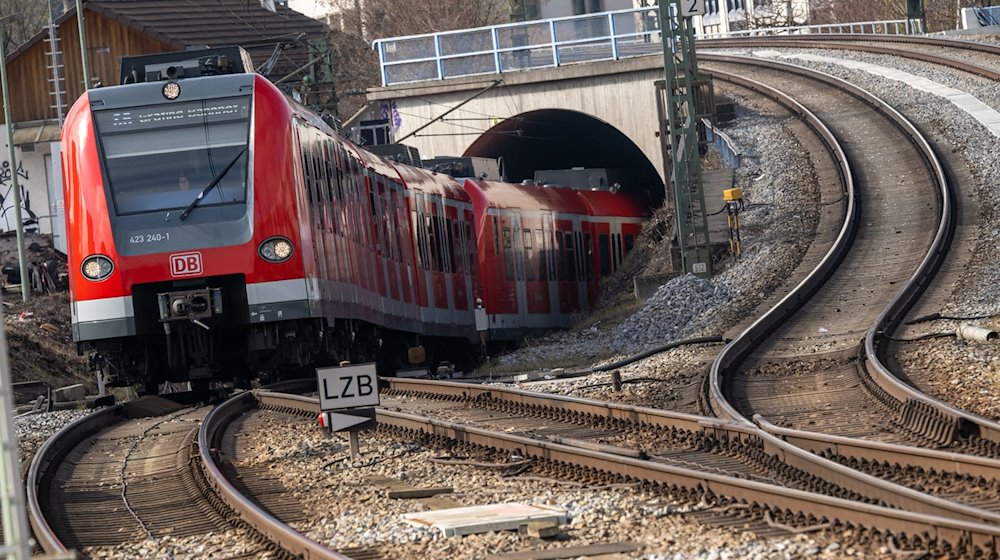Ein Zug der Münchner S-Bahn fährt am Ostbahnhof ein. / Foto: Peter Kneffel/dpa/Archivbild