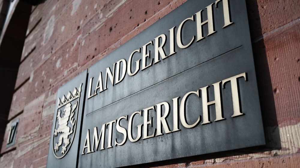 Ein Schild mit der Aufschrift «Landgericht Amtsgericht» ist an der Fassade des Gerichtsgebäudes angebracht. / Foto: Arne Dedert/dpa