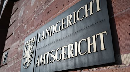 Ein Schild mit der Aufschrift «Landgericht Amtsgericht» ist an der Fassade des Gerichtsgebäudes angebracht. / Foto: Arne Dedert/dpa