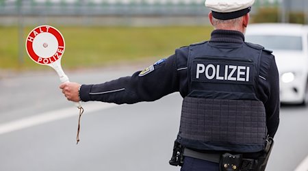 Ein Beamter der Bundespolizei stoppt bei der Kontrolle des Einreiseverkehrs am deutsch-tschechischen Grenzübergang Furth im Wald - Ceska Kubice den Fahrer eines Autos bei der Einreise. / Foto: Daniel Karmann/dpa