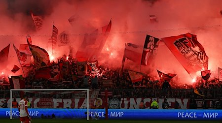 Fans von Bayern München entzünden vor Spielbeginn Pyrotechnik. / Foto: Sven Hoppe/dpa