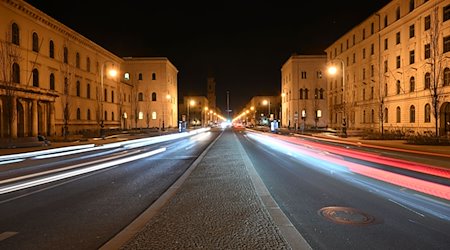 Lichtstreifen von Autoscheinwerfern sind auf der beleuchteten Ludwigsstraße in München zu sehen. / Foto: Felix Hörhager/dpa/Archivbild