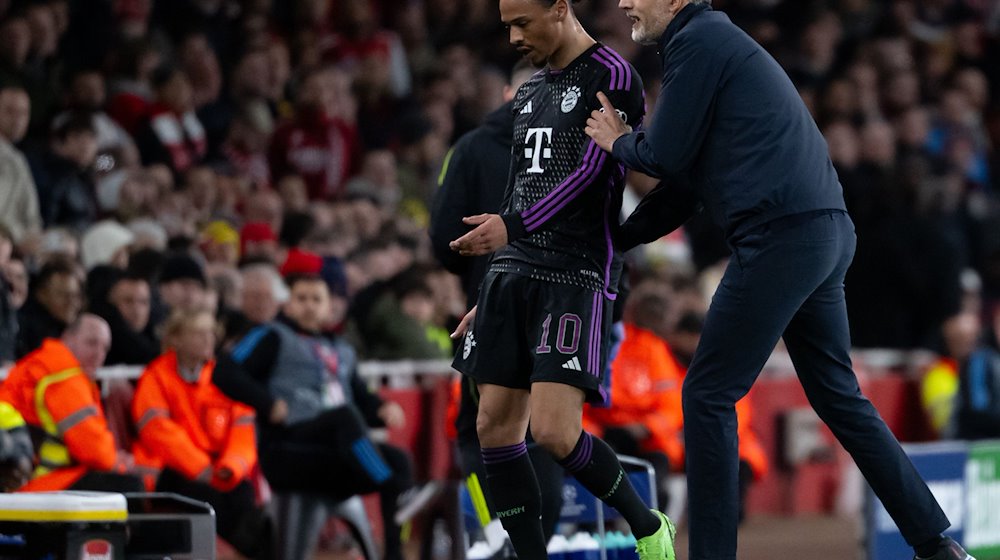 Leroy Sane und Trainer Thomas Tuchel von München stehen bei der Auswechslung von Sane zusammen. / Foto: Sven Hoppe/dpa/Archivbild