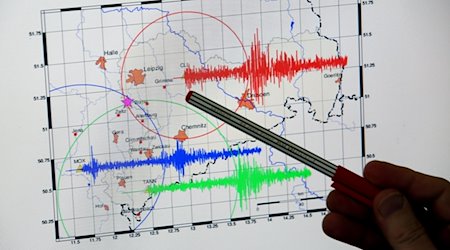 Der Seismologe Siegfried Wendt vom Geophysikalischen Observatorium der Universität Leipzig zeigt die seismographischen Aufzeichnungen eines Erbebens bei Pegau (Sachsen) im Jahr 2010 am 06.08.2014 im Observatorium auf dem Collm (Sachsen). / Foto: Jan Woitas/dpa