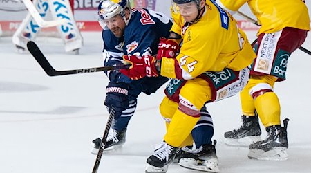 Maximilian Kastner (l) von München und Josef Eham von Düsseldorf kämpfen um den Puck. Eham wechselt nach Nürnberg. / Foto: Sven Hoppe/dpa