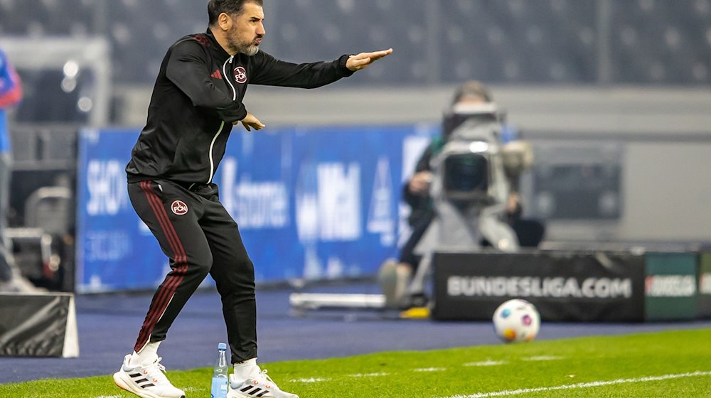 Trainer Cristian Fiel von 1. FC Nürnberg steht gestikulierend am Rand des Spielfelds. / Foto: Andreas Gora/dpa