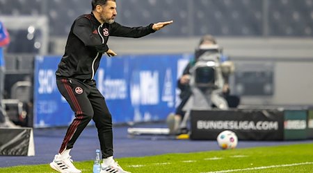 Trainer Cristian Fiel von 1. FC Nürnberg steht gestikulierend am Rand des Spielfelds. / Foto: Andreas Gora/dpa