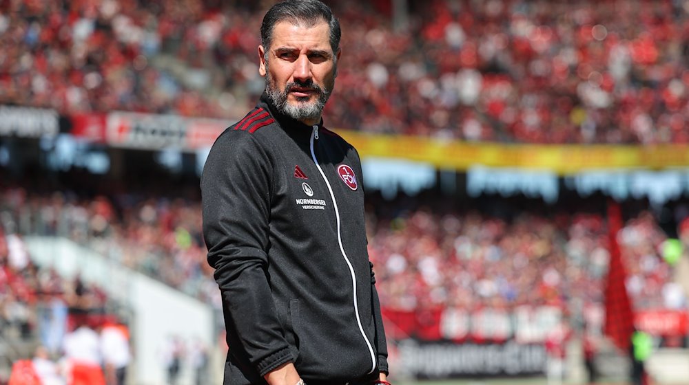 Der Nürnberger Trainer Cristian Fiel steht vor Spielbeginn auf dem Platz. / Foto: Daniel Karmann/dpa/Archivbild