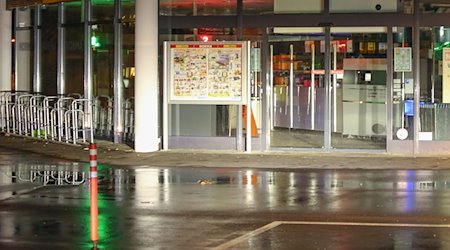 Ein Supermarkt ist in der Nacht geschlossen. Ein vierjähriges Mädchen ist in einem Supermarkt mit einem Messer attackiert und schwer verletzt worden. / Foto: David Pichler/dpa