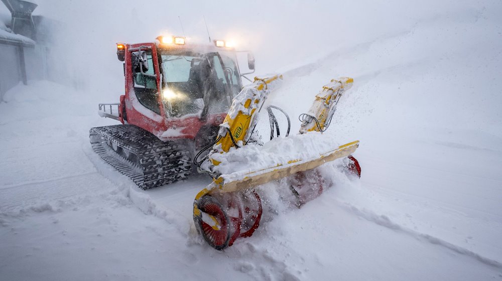 Eine Schneefräse räumt den Neuschnee von der Terrasse des Zugspitzplatt. / Foto: Peter Kneffel/dpa