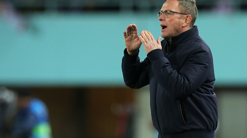 Ralf Rangnick gibt Anweisungen im Ernst-Happel-Stadion. / Foto: Christian Charisius/dpa