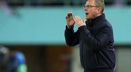 Ralf Rangnick gibt Anweisungen im Ernst-Happel-Stadion. / Foto: Christian Charisius/dpa