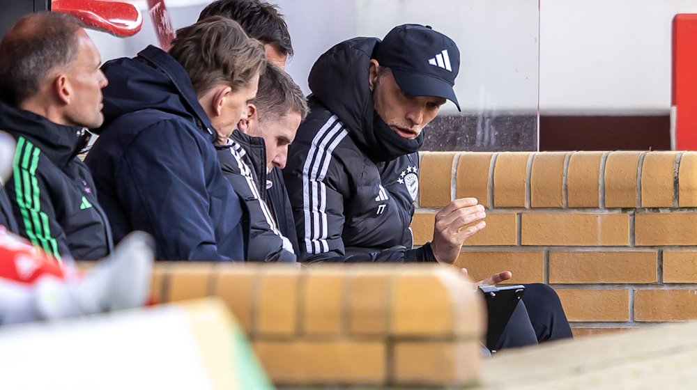 Trainer Thomas Tuchel (r) von Bayern München bespricht sich mit seinem Team. / Foto: Andreas Gora/dpa