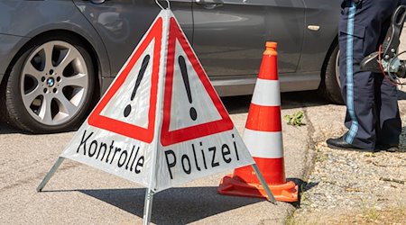 Ein Schild mit Aufschrift „Kontrolle Polizei“ steht auf einem Parkplatz. / Foto: Peter Kneffel/dpa
