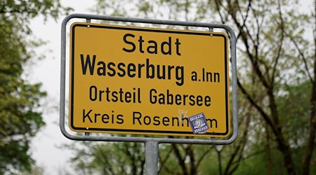 Blick auf das Ortsschild von Wasserburg am Eingangsbereich des Inn-Salzach-Klinikums. / Foto: Uwe Lein/dpa