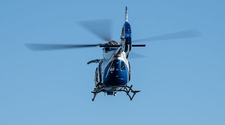 Ein Polizeihubschrauber fliegt am blauen Himmel. / Foto: Silas Stein/dpa/Symbolbild